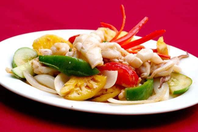 Khi gái miền biển xung phong vào bếp làm mực xào, từ bạn bè đến cộng đồng mạng phải khóc ròng